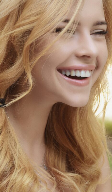 Smiling Woman with Healthy Glowing Skin – Natural Beauty and Confidence